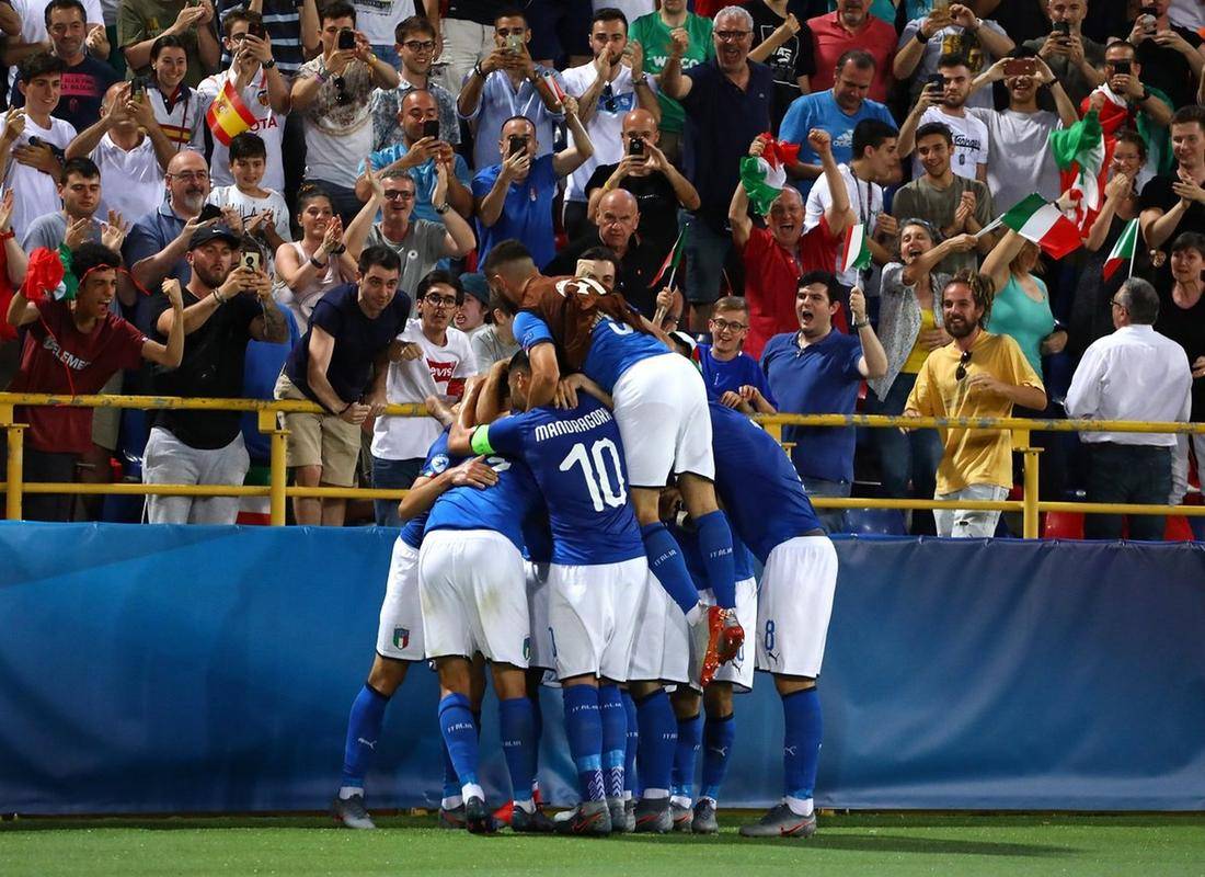 皇冠体育登录-意大利国家队在比赛中获胜，意大利球员斗志昂扬