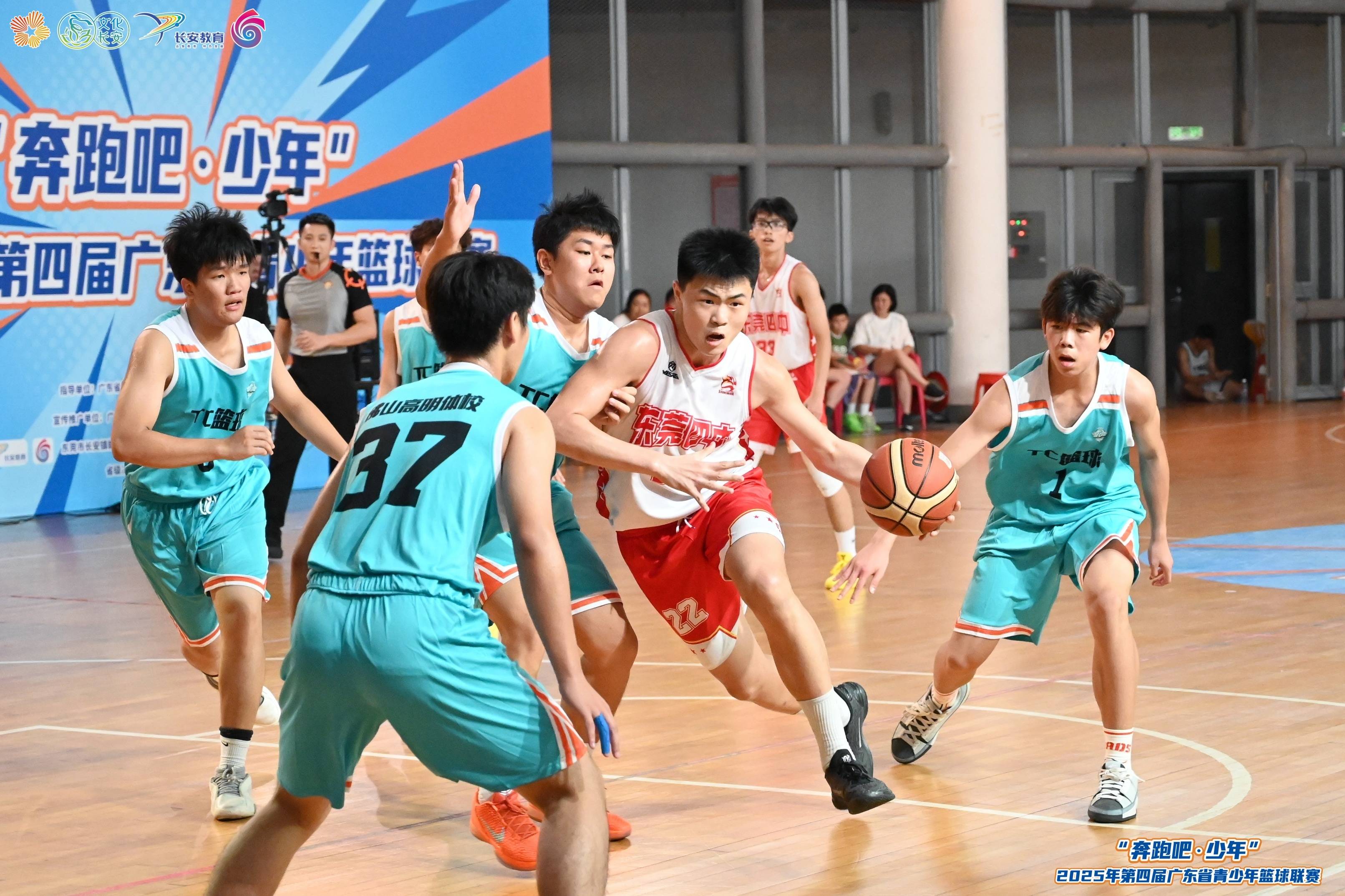 关于高潮迭起的篮球赛事吸引无数观众的信息